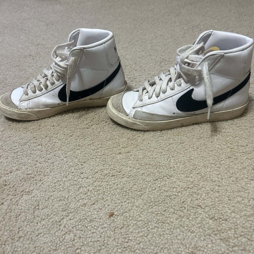 Nike women’s blazers mid ‘77 White and Black High-Top Sneakers